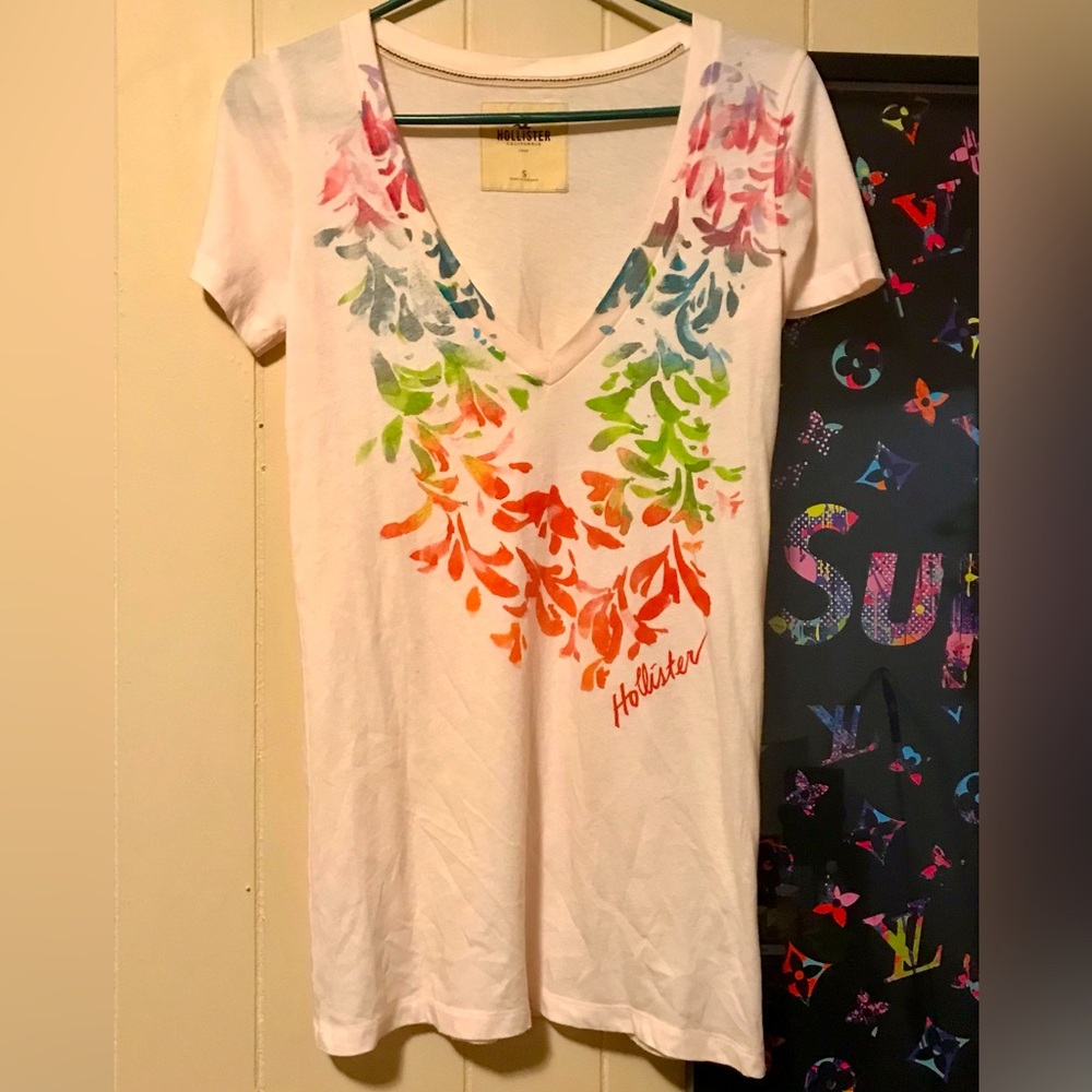 🚨💎 Hollister Pale Pink V-Neck Floral Tee